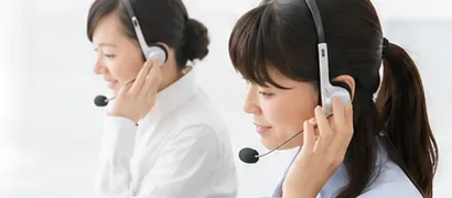 電話対応をするスタッフ