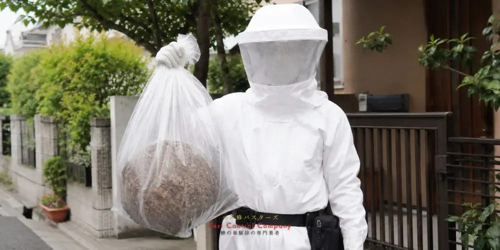 府中市で撤去した大型の蜂の巣を回収