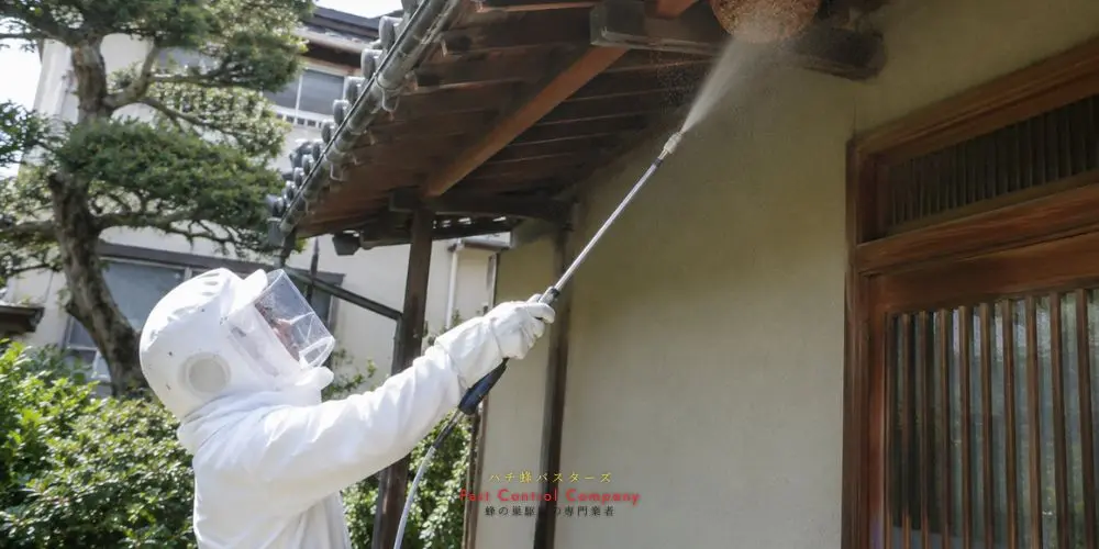 東村山市の大型蜂の巣を慎重に取り外す作業