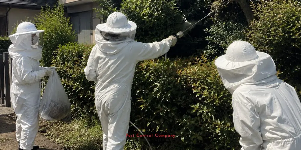 日野市の蜂の巣を回収袋で受け止める作業