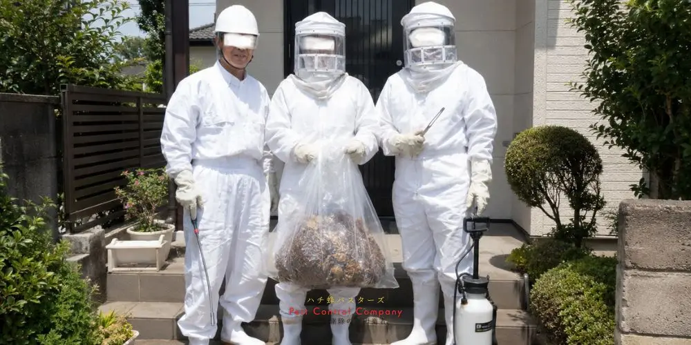 日の出町で撤去した大型の蜂の巣と駆除作業チーム