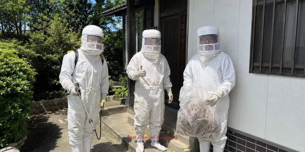 日の出町で蜂の巣を回収した作業スタッフと駆除機材