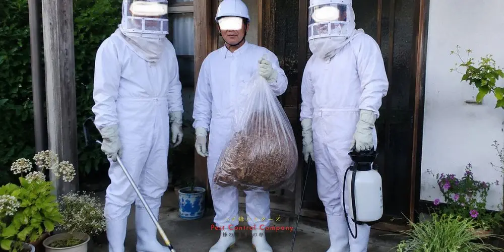 日の出町で回収した大型の蜂の巣と駆除スタッフ